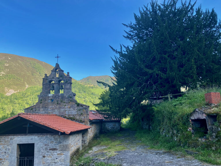 Iglesia de San Juan Bautista y tejo de Montoubu